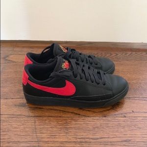 Nike Blazer Low w Floral Emboss on Swoosh